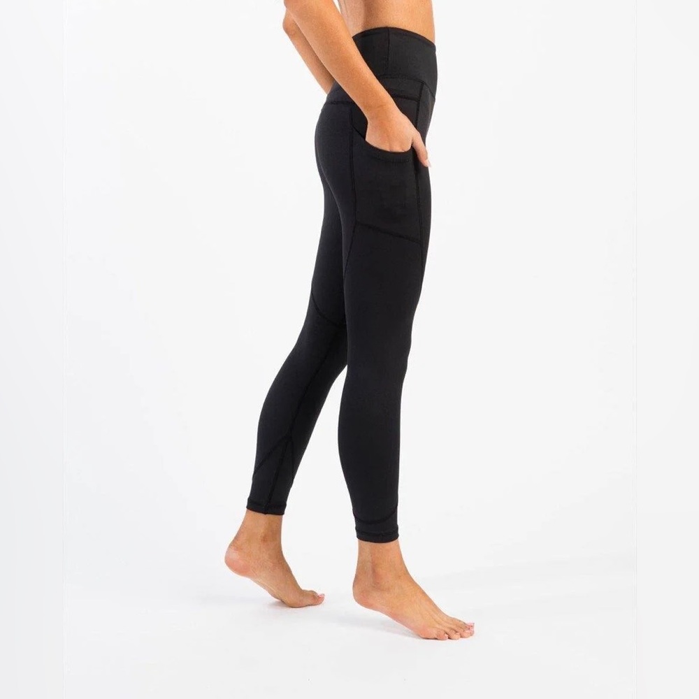 NWT Zyia black pocket light n tight leggings, size 6-8